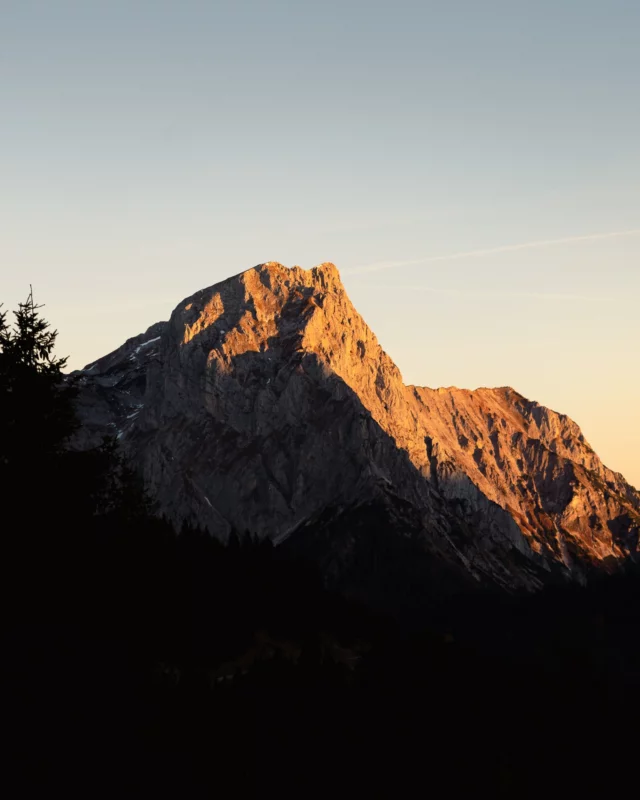 Sommersonnenwende. ☀️ ☀️ ☀️ 

Der längste Tag des Jahres erinnert uns daran, wie gut es tut, Zeit in der Natur zu verbringen. Die Berge, die Abendsonne, die frische Luft... manchmal braucht es nicht mehr, um neue Energie zu tanken.

Wir wünschen euch einen wunderschönen Sommerbeginn. ♥️