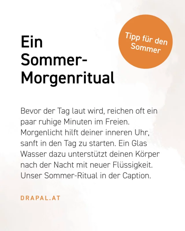 Ein Sommer-Morgenritual. ☀️ 
Die schönsten Sommertage beginnen oft ganz leise. Ein paar Minuten an der frischen Luft, die ersten Sonnenstrahlen im Gesicht und ein Moment nur für dich, bevor der Alltag beginnt.

Schon etwas Morgenlicht hilft deiner inneren Uhr, sanft in den Tag zu starten. Ein Glas Wasser nach der Nacht unterstützt deinen Körper dabei, neue Energie zu tanken.

Unser kleines Sommer-Ritual: Ein Glas Wasser mit einem Schuss DRAPAL Sanddornsirup. Fruchtig, erfrischend und ein bewusster Start in den Tag. 🍊

Welche Gewohnheit gehört zu deinem perfekten Sommermorgen? 🌿

#drapal #sanddorn #sommer #sommermorgen #morgenritual #pflanzenkraft #naturpur #gesundheit #wohlbefinden #achtsamkeit