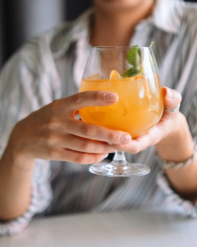 Ein Glas Sommer. 🍊☀️ Fruchtig, frisch und genau richtig für diese langsamen Morgen, an denen der Tag noch ganz leise beginnt.

DRAPAL Sanddorn, ein paar Eiswürfel und ein Moment nur für dich.

#drapal #sanddorn #sommerdrink #sommermorgen #pflanzenkraft #naturpur #sommergefühl